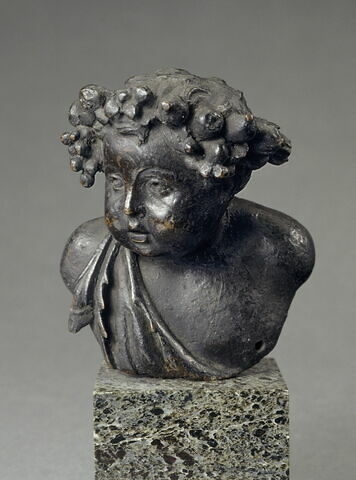 Buste : Bacchus enfant couronné de pampres, image 1/1