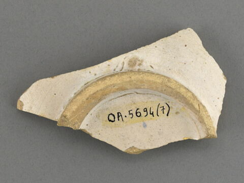 Fragment du fond d'un plat, image 2/3