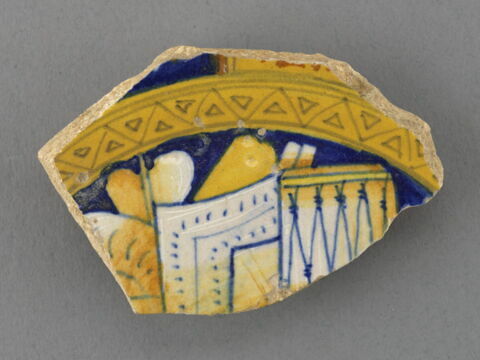 Fragment du fond d'une assiette : trophée de musique, image 1/3