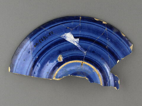 Fragment du fond et de l'aile d'un plat : armoiries, image 2/3