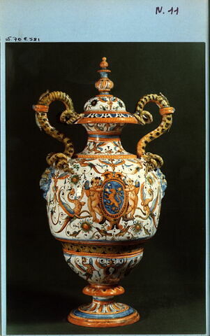Vase couvert à deux anses : armoiries