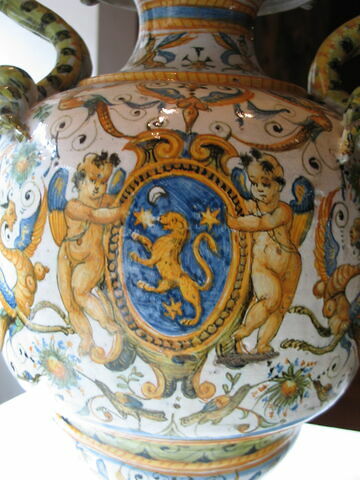 Vase couvert à deux anses : armoiries, image 6/14