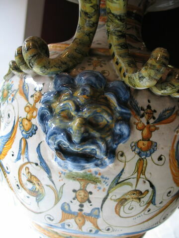 Vase couvert à deux anses : armoiries, image 8/14