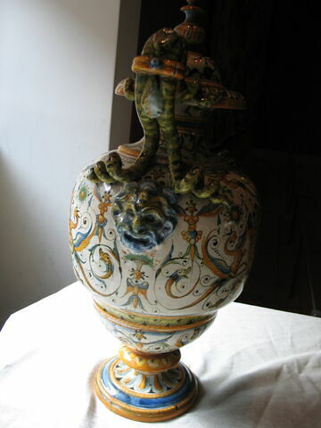 Vase couvert à deux anses : armoiries, image 11/14