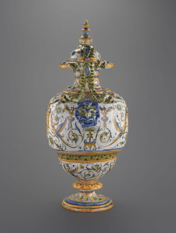 Vase couvert à deux anses : armoiries, image 2/21