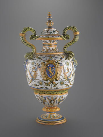 Vase couvert à deux anses : armoiries, image 3/21