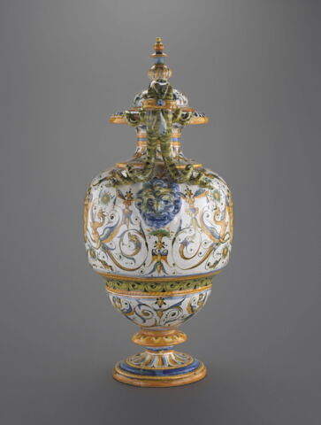 Vase couvert à deux anses : armoiries, image 4/21