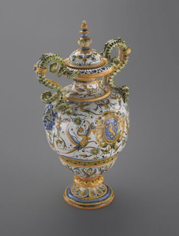 Vase couvert à deux anses : armoiries, image 5/21