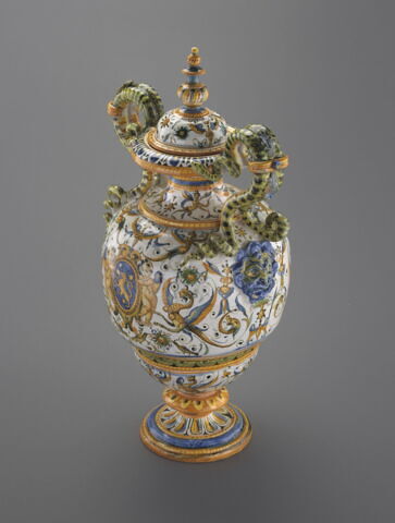 Vase couvert à deux anses : armoiries, image 6/21
