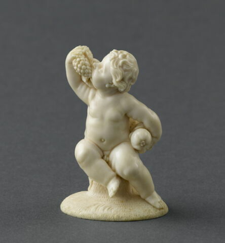 Enfant portant une guirlande de fruits et mangeant du raisin, image 1/5
