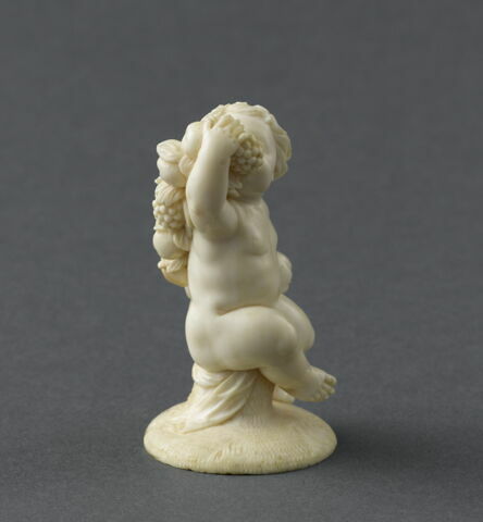 Enfant portant une guirlande de fruits et mangeant du raisin, image 3/5
