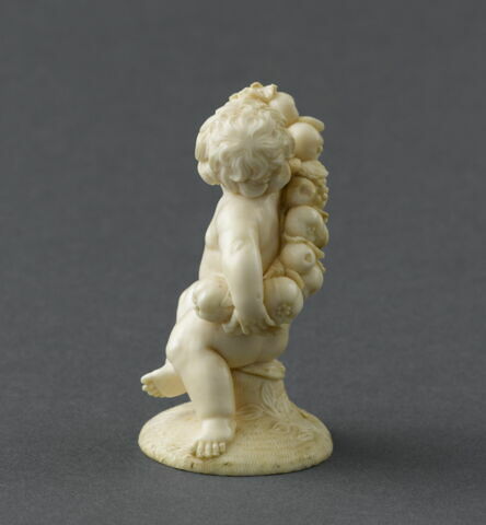 Enfant portant une guirlande de fruits et mangeant du raisin, image 4/5
