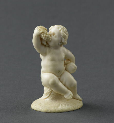 Enfant portant une guirlande de fruits et mangeant du raisin, image 5/5