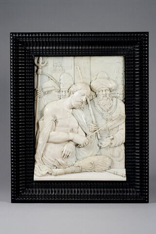 Bas-relief rectangulaire dans un cadre en bois noirci : Le Christ présenté au peuple, image 2/4