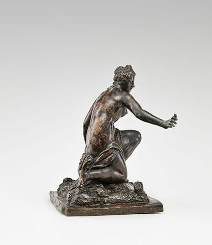 Statuette : nymphe à la source, image 4/6