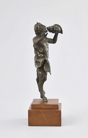 Statuette : satyre soufflant dans une coquille, image 3/5