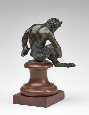 Statuette : petit satyre assis, se tenant la jambe droite, image 2/3