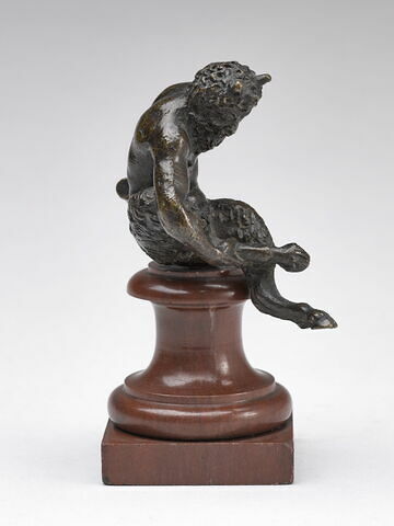 Statuette : petit satyre assis, se tenant la jambe droite, image 3/3