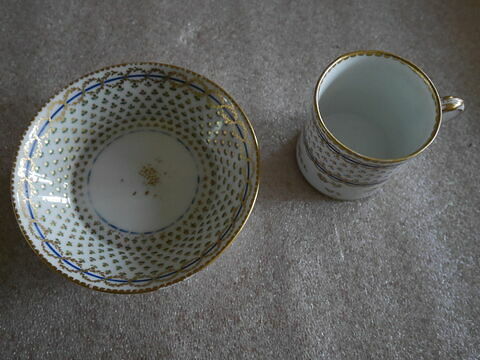 Tasse litron avec soucoupe, d'une paire (TH 1330), image 2/3