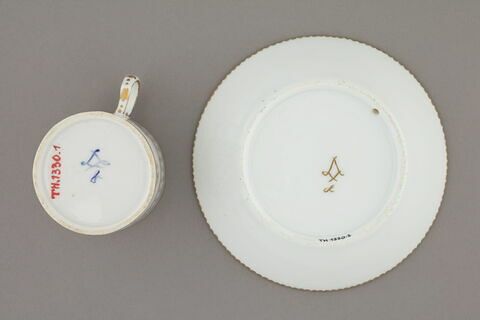 Tasse litron et sa soucoupe, d'une paire (voir TH 1330), image 2/3