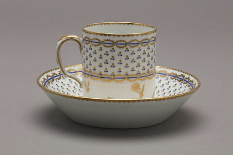 Tasse litron et sa soucoupe, d'une paire (voir TH 1330), image 3/3