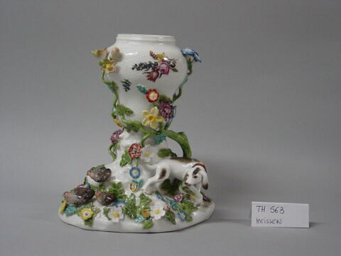 Groupe : chien et vase, d'une paire (TH 562), image 1/1
