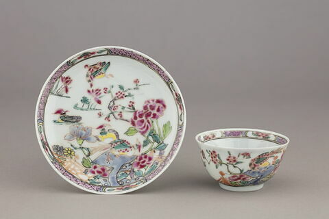 Tasse à thé avec sa soucoupe en porcelaine "coquille d'oeuf" d'un ensemble de trois (TH 497 à 499), d'un service (TH 497 à 504)