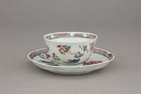 Tasse à thé avec sa soucoupe en porcelaine 