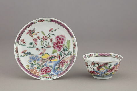 Tasse à thé avec soucoupe en porcelaine "coquille d'oeuf" d'un ensemble de trois (TH 497 à 499), d'un service (TH 497 à 504)