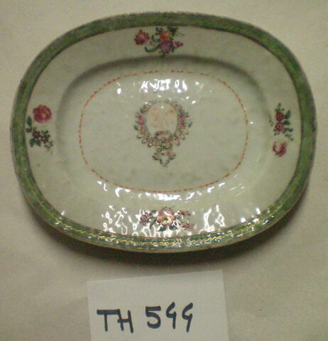 Petit plat ovale, d'un ensemble de quatre (TH 544 à 547)