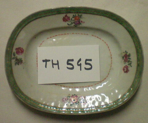 Petit plat ovale, d'un ensemble de quatre (TH 544 à 547)