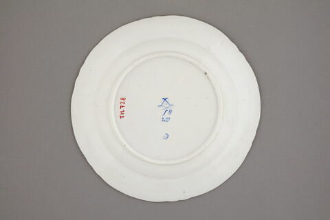 Assiette, d'un ensemble de quatre (TH 727 à 730), d'un service de table (TH 703 à 730), image 2/2
