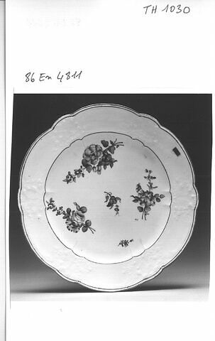 Assiette "à bouquets", d'un ensemble de quarante-sept, (TH 1020 à 1066) d'un service (TH 809 à 1066)