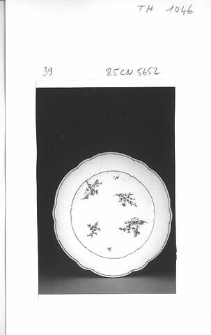 Assiette "à bouquets", d'un ensemble de quarante-sept, (TH 1020 à 1066) 
d'un service (TH 809 à 1066).