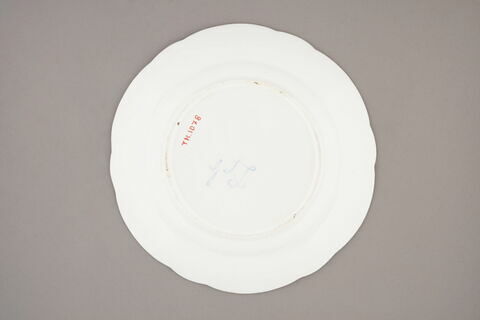 Assiette, à bords festonés, marli gaufré, d'un ensemble de soixante-dix (TH 1067 à 1136)., image 2/2