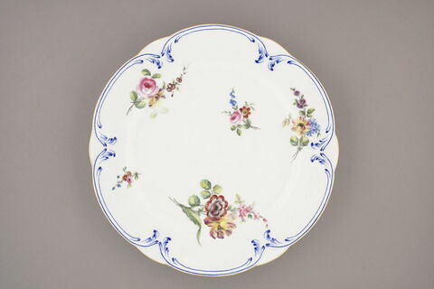 Assiette, à bords festonés, marli gaufré, d'un ensemble de soixante-dix (TH 1067 à 1136)., image 1/2