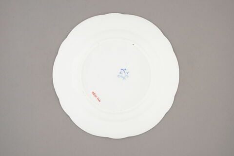 Assiette, à bords festonés, marli gaufré, d'un ensemble de soixante-dix (TH 1067 à 1136)., image 2/2