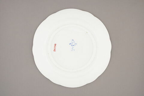 Assiette, à bords festonés, marli gaufré, d'un ensemble de soixante-dix (TH 1067 à 1136)., image 2/2