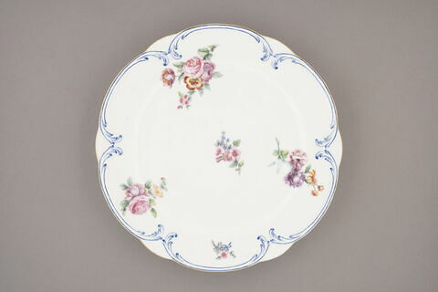 Assiette, à bords festonés, marli gaufré, d'un ensemble de soixante-dix (TH 1067 à 1136)., image 1/2