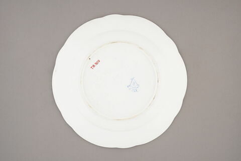 Assiette, à bords festonés, marli gaufré, d'un ensemble de soixante-dix (TH 1067 à 1136)., image 2/2