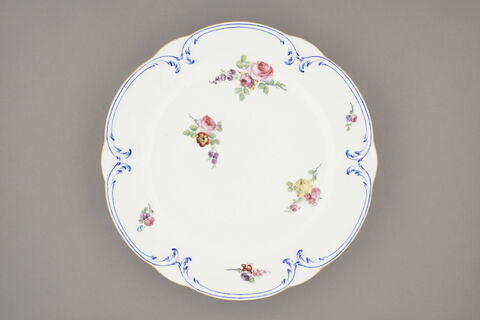 Assiette, à bords festonés, marli gaufré, d'un ensemble de soixante-dix (TH 1067 à 1136)., image 1/2