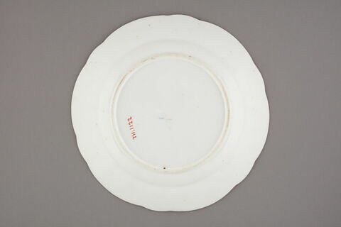 Assiette, à bords festonés, marli gaufré, d'un ensemble de soixante-dix (TH 1067 à 1136), image 2/2