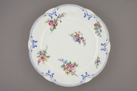 Assiette, à bords festonés, marli gaufré, d'un ensemble de soixante-dix (TH 1067 à 1136), image 1/2