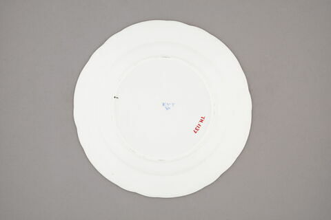 Assiette, à bords festonés, marli gaufré à ornements simulant des arceaux, d'un ensemble de huit (TH 1137 à 1144), image 2/2