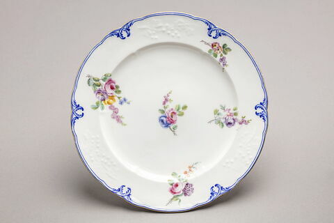 Assiette, à bords festonés, marli gaufré à ornements simulant des arceaux, d'un ensemble de huit (TH 1137 à 1144), image 1/2