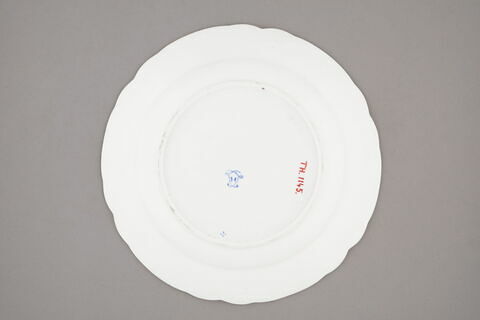 Assiette, à bords festonés, marli gaufré à ornements simulant des arceaux, image 2/2