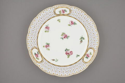 Assiette, à bords festonnés et marli gaufré, d'une paire (TH 1156)