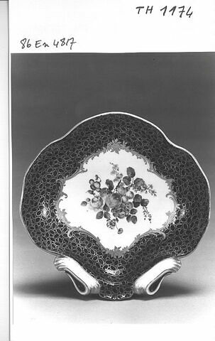 Compotier "à coquille " à fond bleu caillouté, d'une paire (TH 1175)