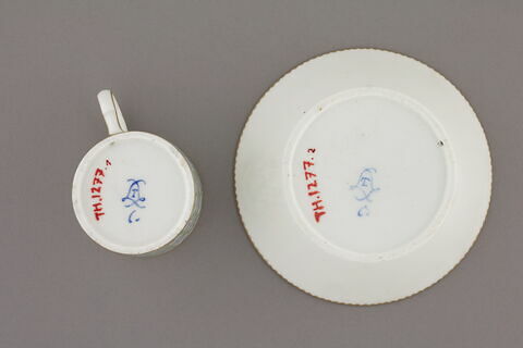 Tasse litron et sa soucoupe, d'une paire (voir TH 1276), image 2/3