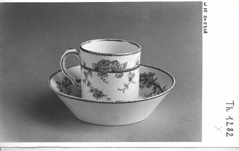 Tasse litron et sa soucoupe, d'un ensemble de trois (TH 1280 à 1282), image 1/1